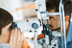 Examen ocular de opacificación de la cápsula posterior en West Texas Eye Associates